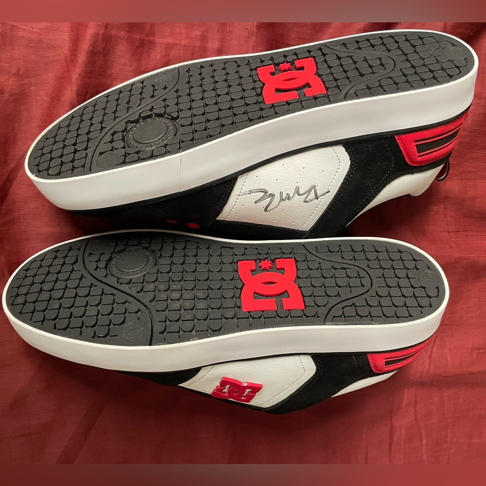 Brand new DC signed by Rob Dyrdek on both left and right shoes. Mint